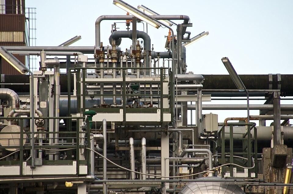 Технологические трубопроводы и аппараты нефтехимического предприятия